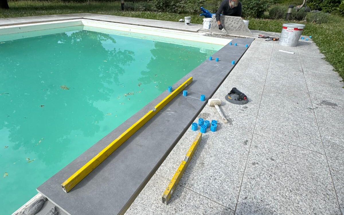 Quel carrelage privil&eacute;gier pour un entourage de piscine s&eacute;curis&eacute; et esth&eacute;tique ? S&eacute;lestat